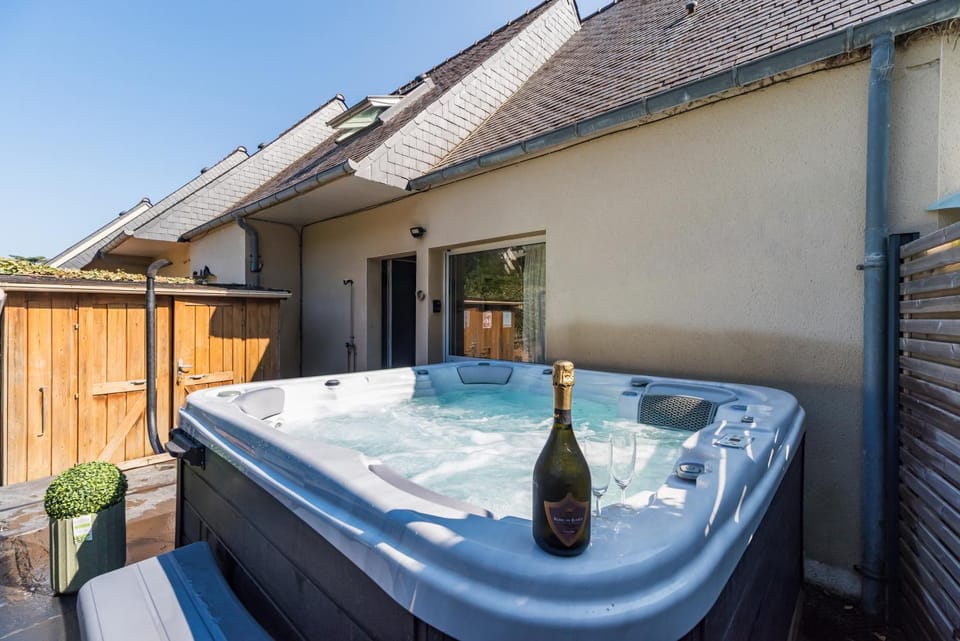 JACUZZI professionel Les pieds dans l'eau plage à 50 m House in Trévou-Tréguignec