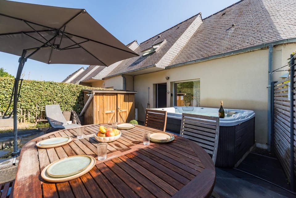 JACUZZI professionel Les pieds dans l'eau plage à 50 m House in Trévou-Tréguignec