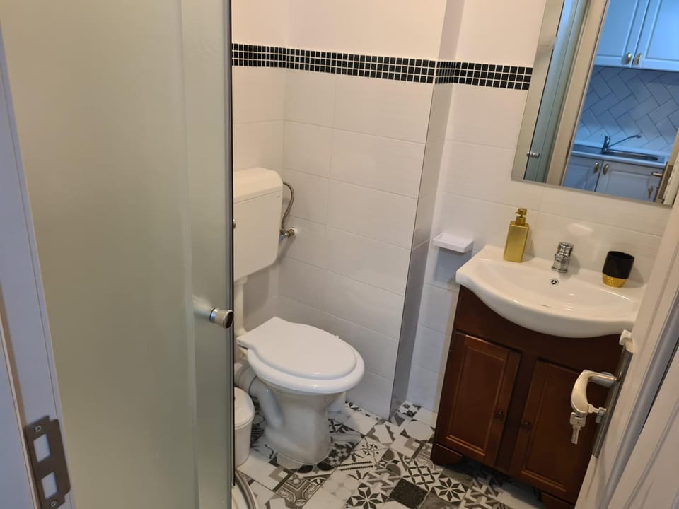 Shower, Toilet, Bathroom