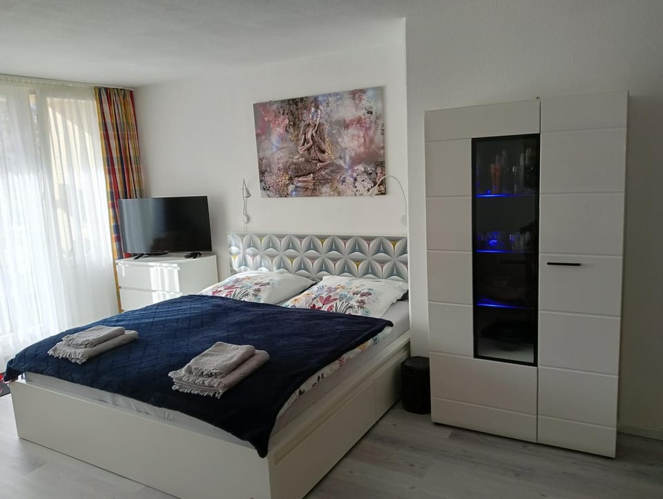 Communal lounge/ TV room, Bed, TV and multimedia, Photo of the whole room, Bedroom, wardrobe