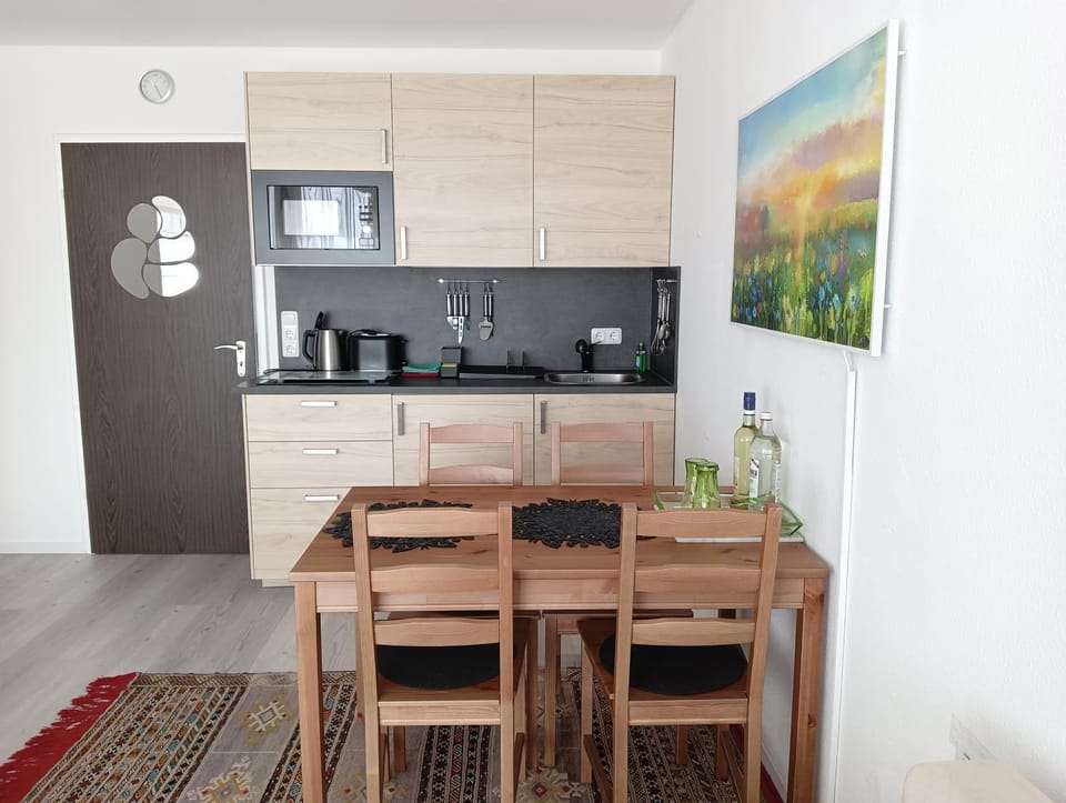 Coffee/tea facilities, Kitchen or kitchenette, Living room, Seating area, Dining area, stove
