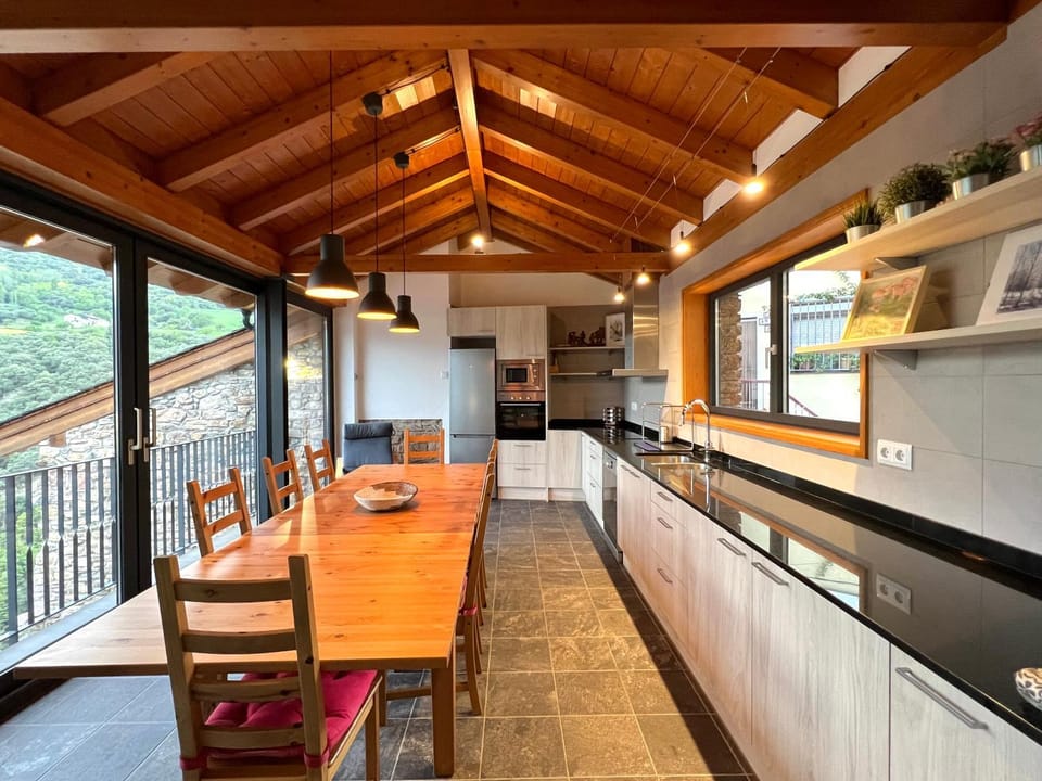 Kitchen or kitchenette, Dining area, Communal kitchen