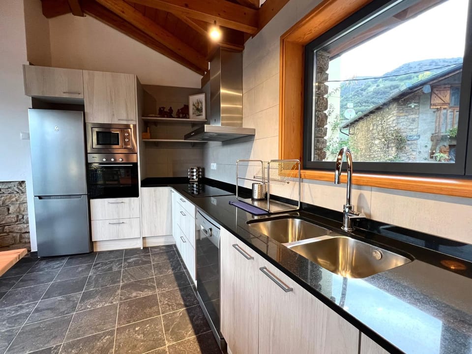 Kitchen or kitchenette, Communal kitchen
