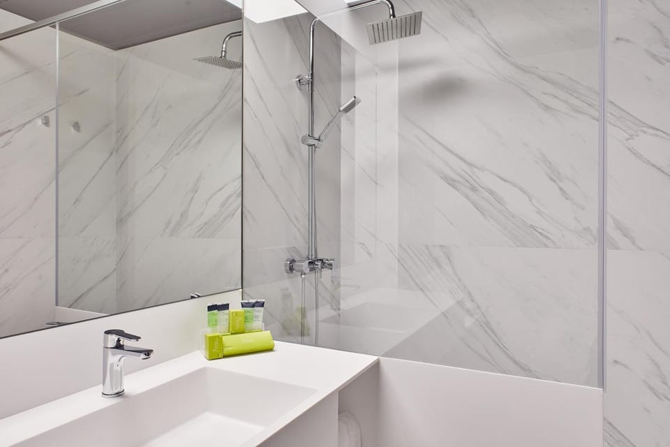 Shower, Toilet, Bathroom, Area and facilities