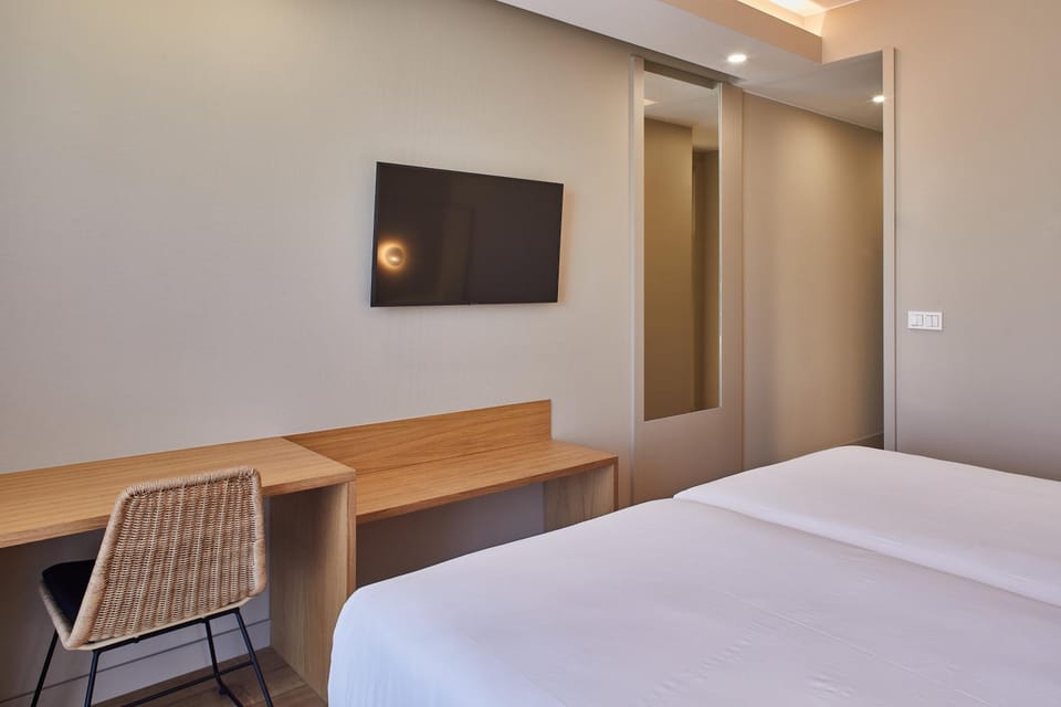 Bed, TV and multimedia, Photo of the whole room, Seating area, Bedroom, hair dresser