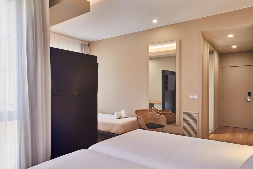 Bed, TV and multimedia, Decorative detail, Bedroom
