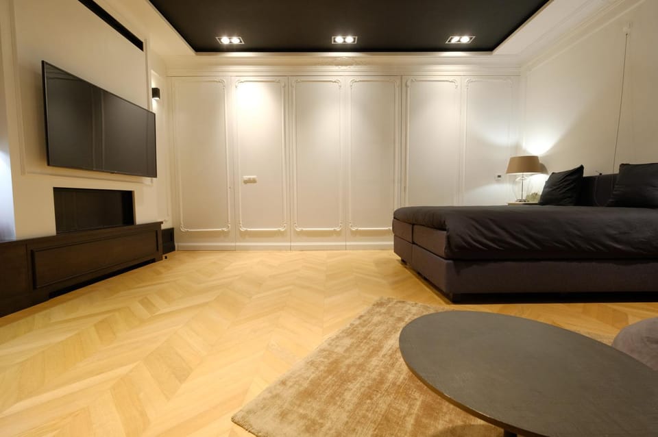 Bed, TV and multimedia, Bedroom