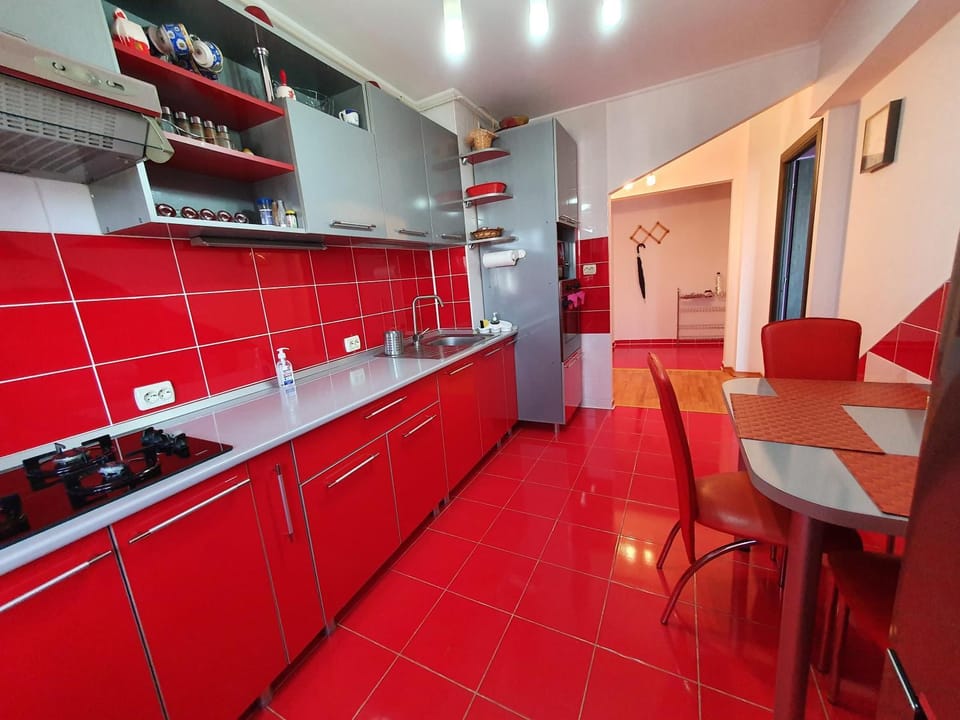 Kitchen or kitchenette, Dining area, minibar, stove