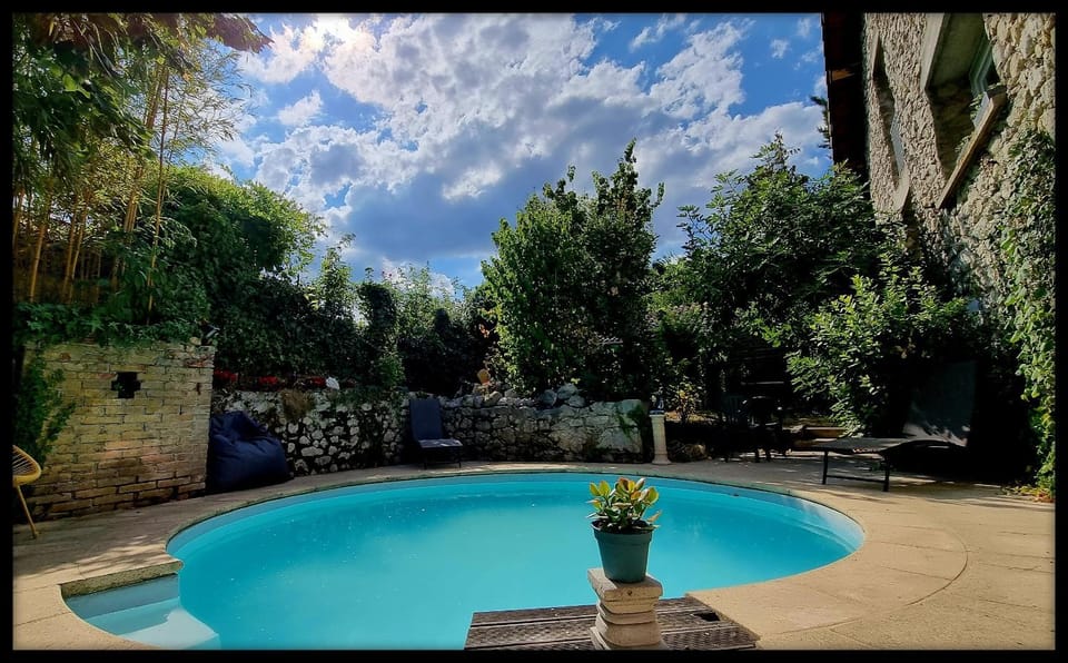 Les Jardins de Kuz - Lion Bed and Breakfast in Auvergne-Rhône-Alpes
