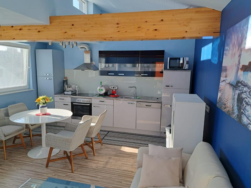 Kitchen or kitchenette, Living room, Seating area, Dining area, minibar, oven, pet friendly