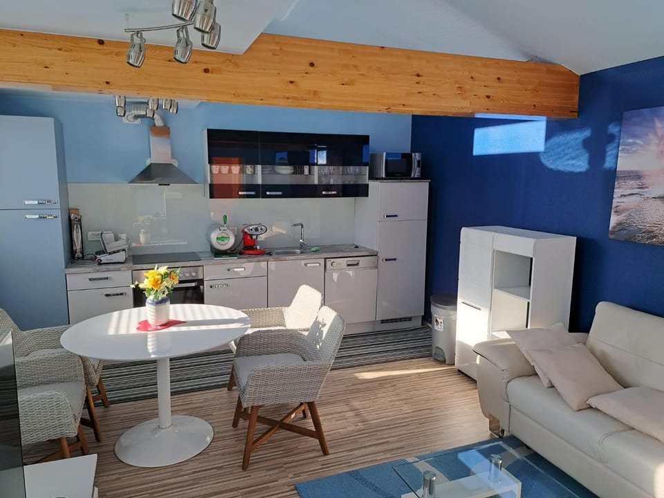 Kitchen or kitchenette, Living room, Seating area, Dining area, minibar