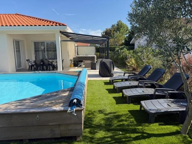 Property building, Swimming pool