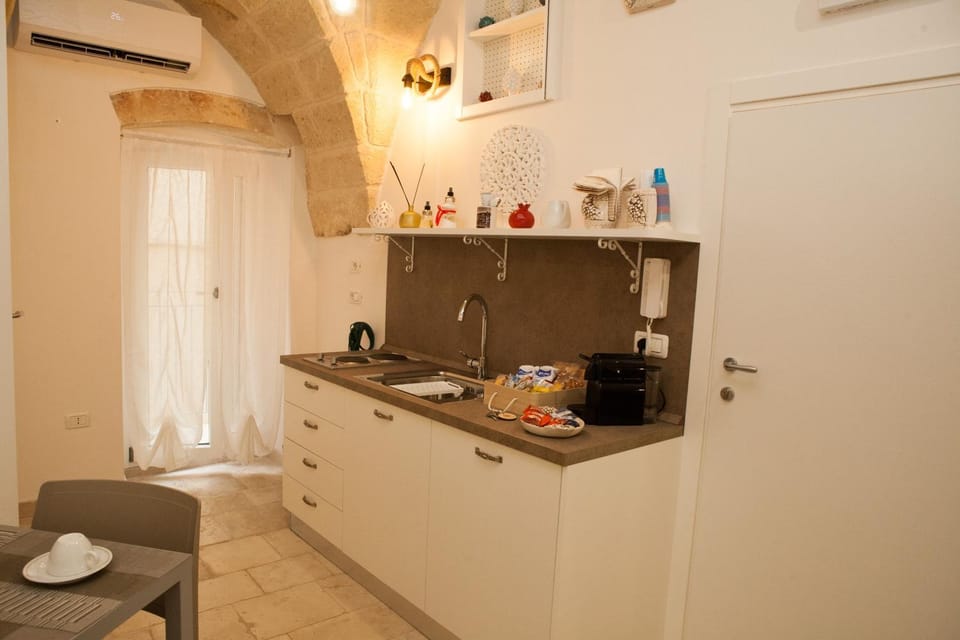 Kitchen or kitchenette, Dining area, minibar, stove