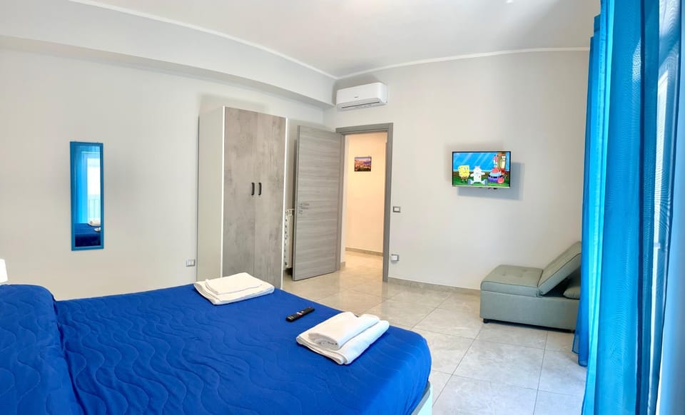 Bed, TV and multimedia, Living room, Photo of the whole room, Seating area, Bedroom, towels, air conditioner