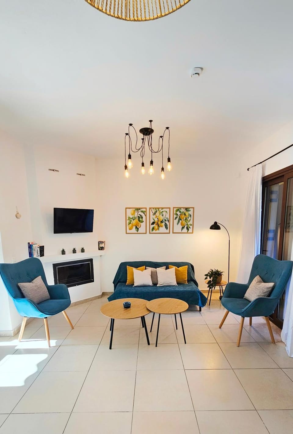 TV and multimedia, Living room, Seating area, fireplace