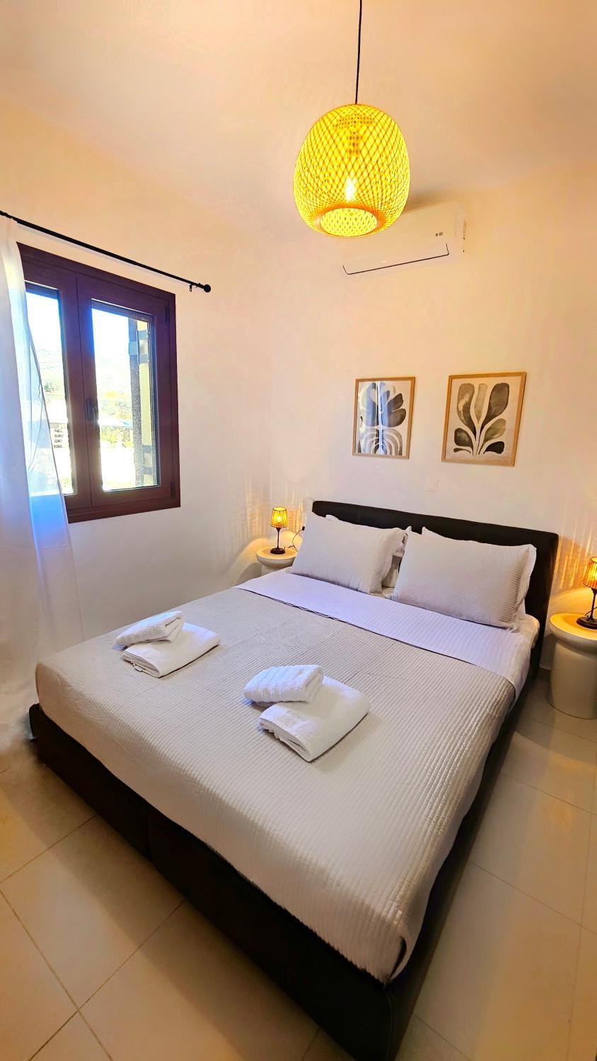 Bed, TV and multimedia, Photo of the whole room, Bedroom, towels, wardrobe
