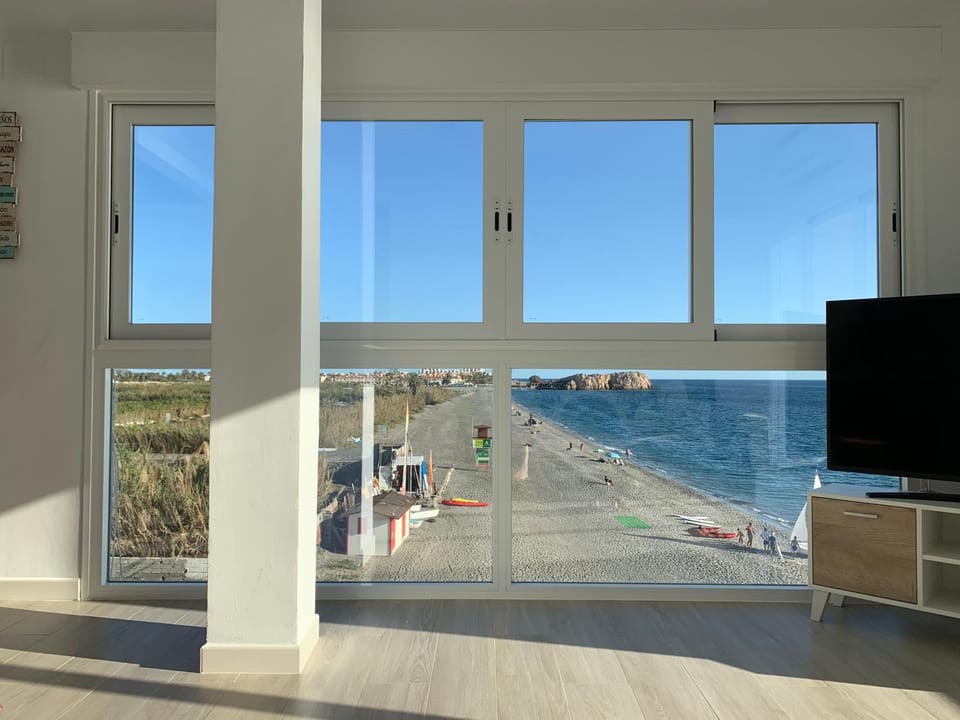 Communal lounge/ TV room, Natural landscape, TV and multimedia, City view, Sea view