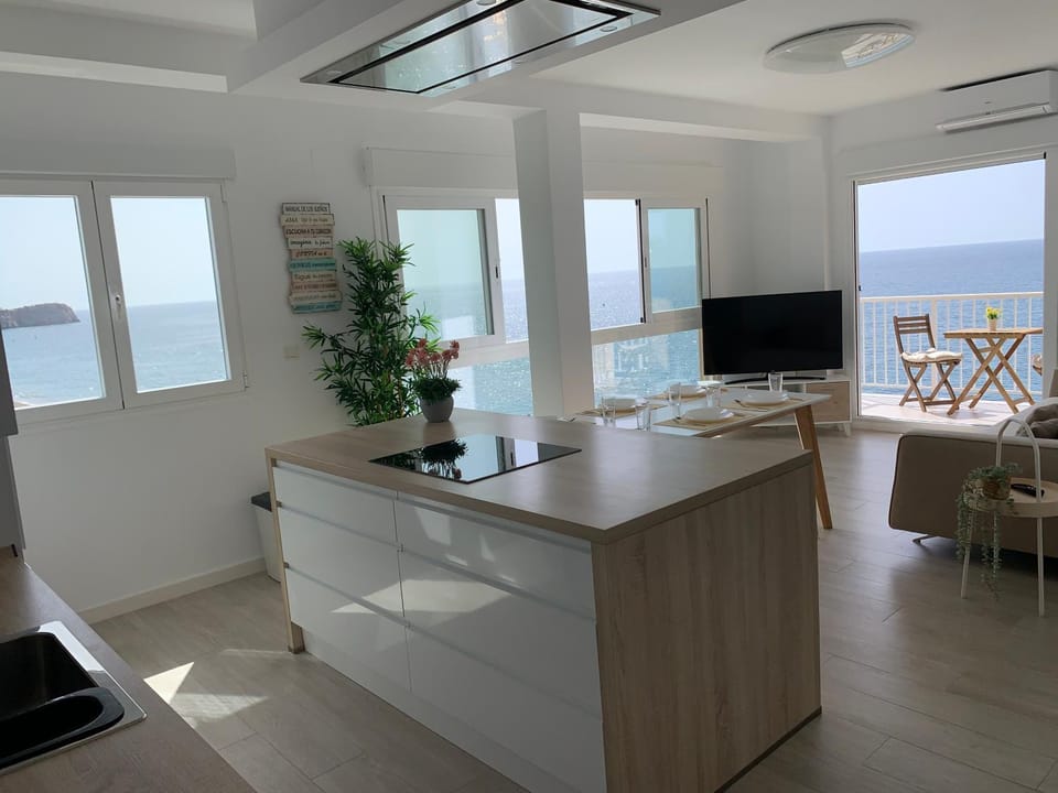 Communal lounge/ TV room, TV and multimedia, Kitchen or kitchenette, Dining area, Sea view, Sea view