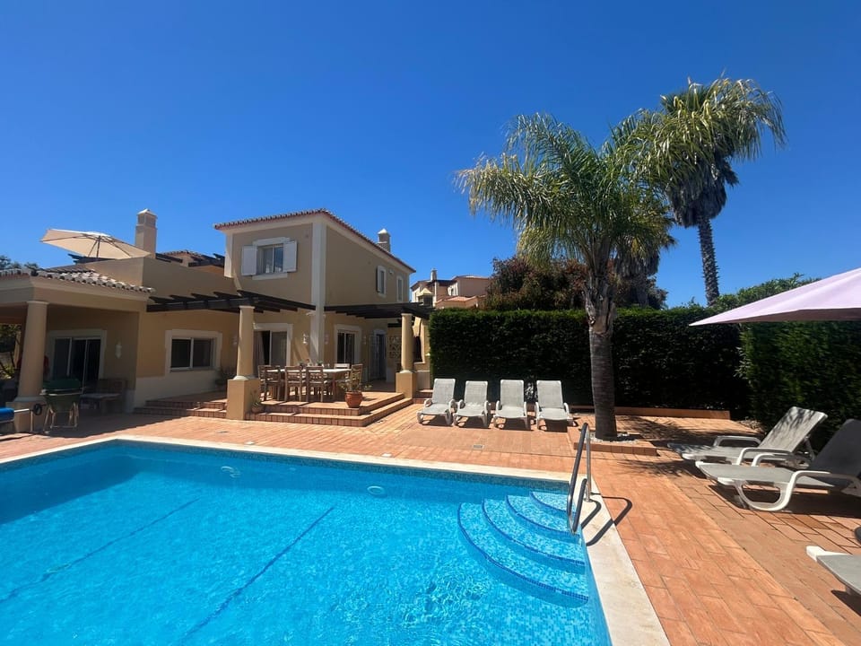 Property building, Day, Swimming pool, sunbed