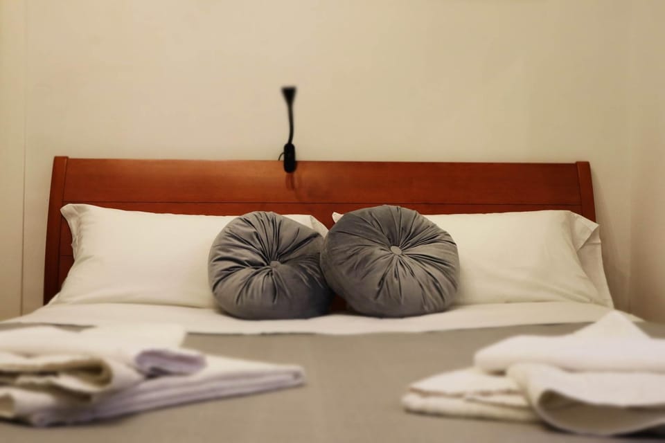 Bed, Bedroom, towels