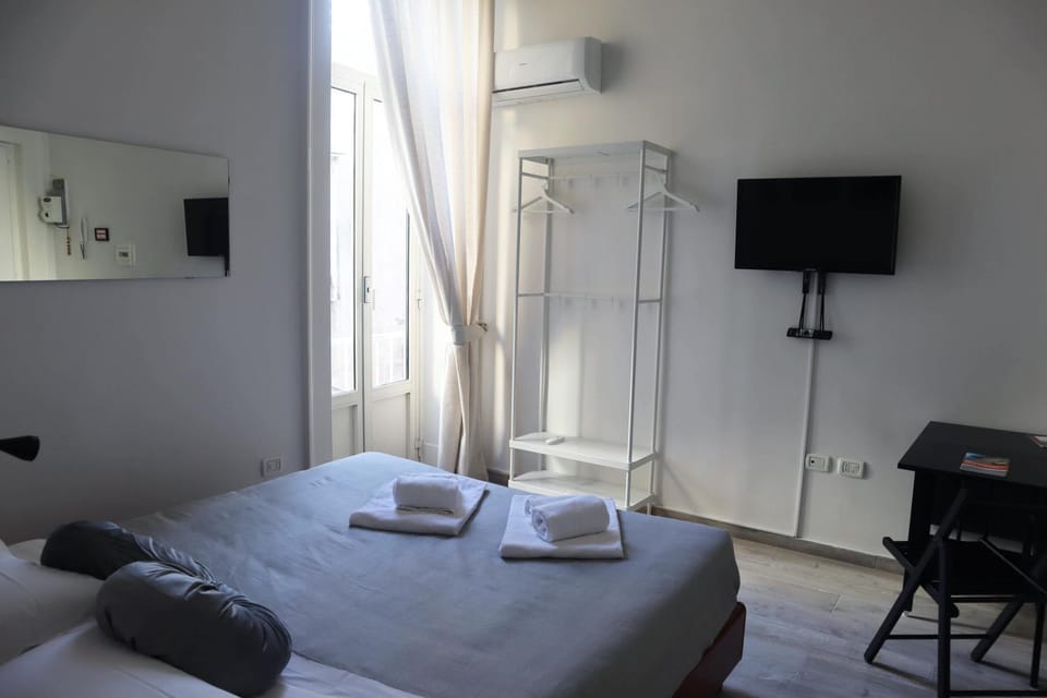 Bed, TV and multimedia, Photo of the whole room, Bedroom, hair dresser, towels, air conditioner