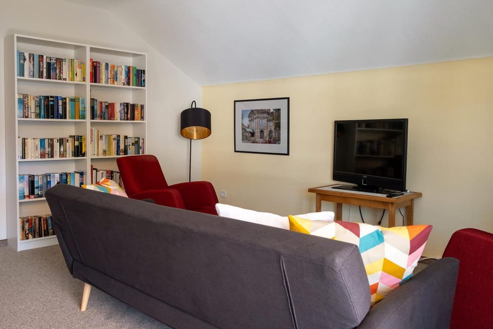 Communal lounge/ TV room, Library, TV and multimedia, Living room, Seating area, Evening entertainment