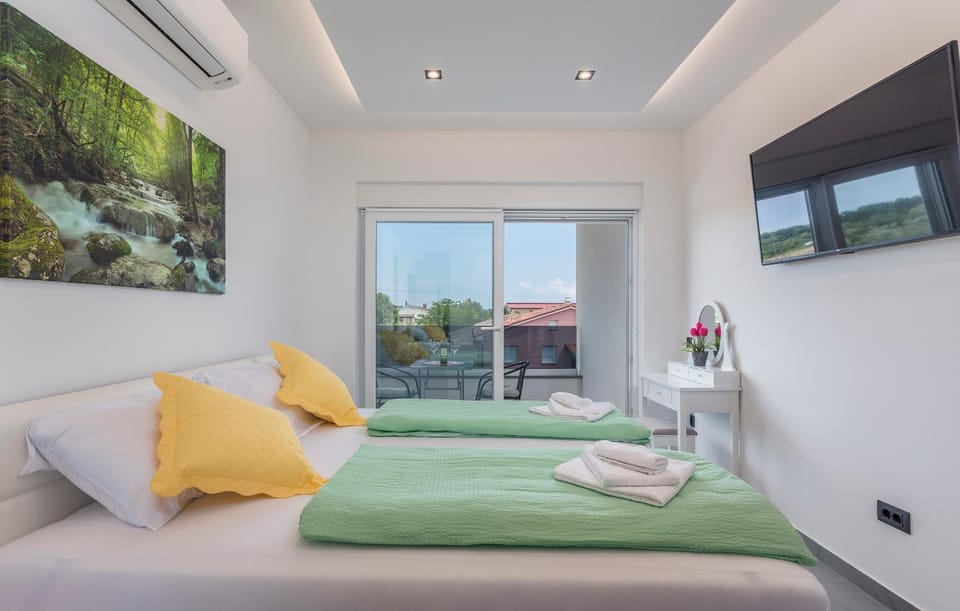 Bed, TV and multimedia, Photo of the whole room, Bedroom, towels