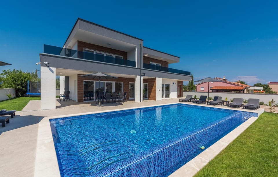 Property building, Day, Pool view, Swimming pool, Parking, sunbed