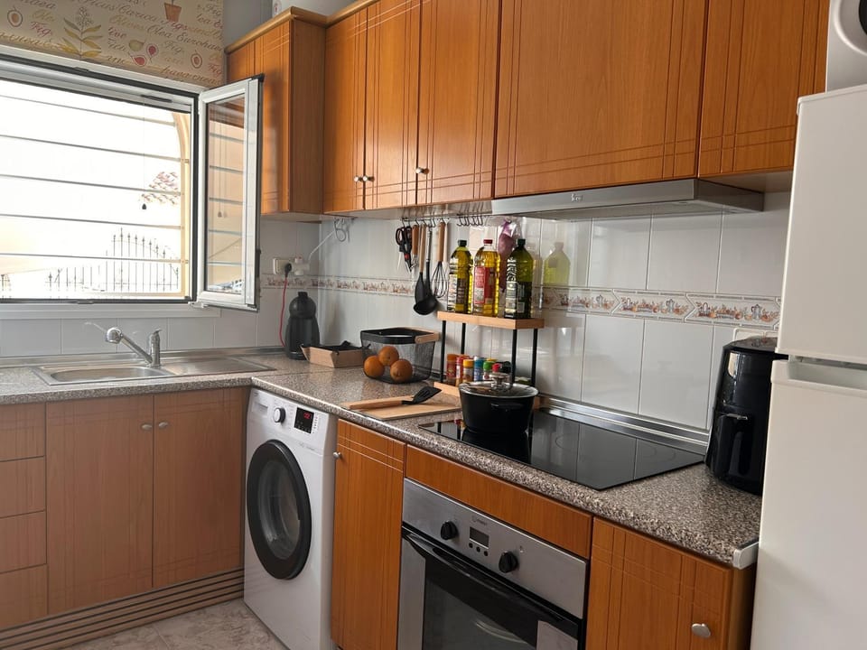 Coffee/tea facilities, Kitchen or kitchenette, oven, stove, toaster, washing machine