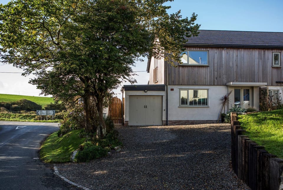 Property building, Facade/entrance, Garden, Garden view