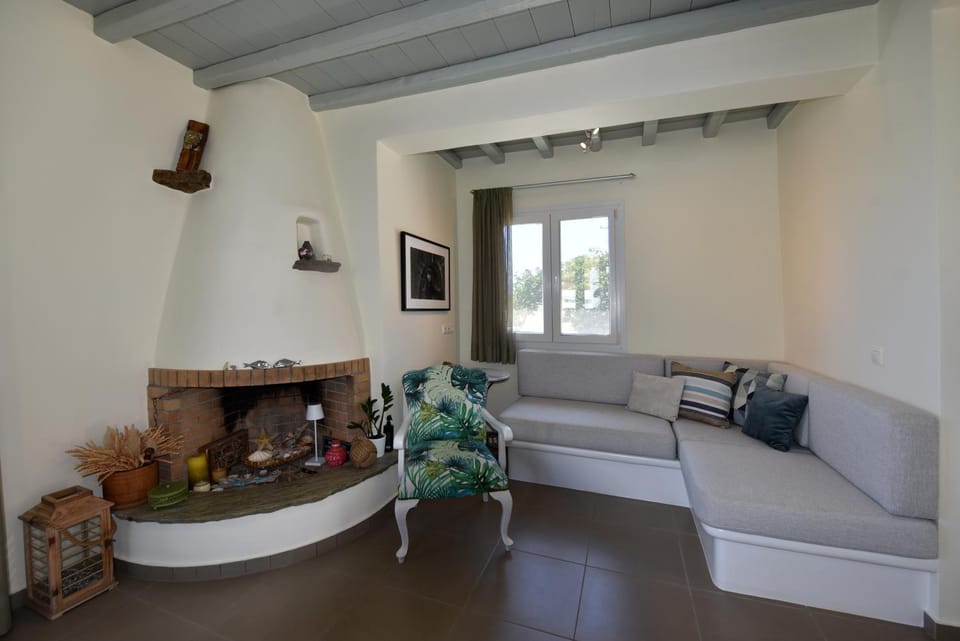 Property building, View (from property/room), Seating area, Garden view, Mountain view, Location, Inner courtyard view, fireplace