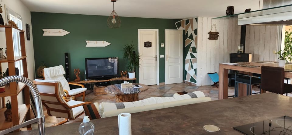 Communal lounge/ TV room, TV and multimedia, Living room, Seating area