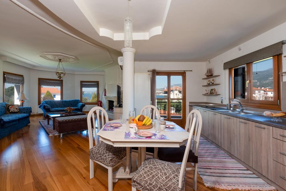 Kitchen or kitchenette, Living room