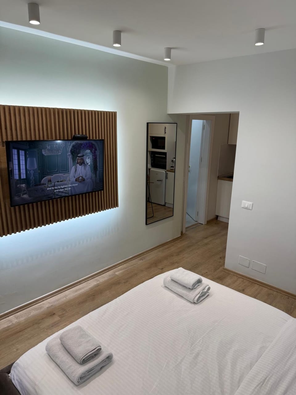 Bed, TV and multimedia, Photo of the whole room, Bedroom, towels