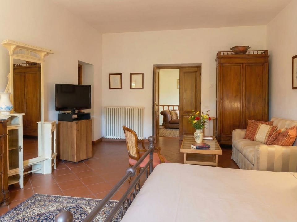 Communal lounge/ TV room, Bed, Photo of the whole room, Bedroom, wardrobe