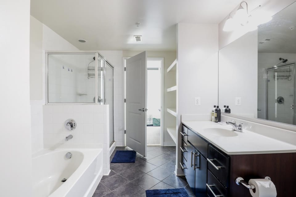Shower, Toilet, Bathroom, Bath, towels