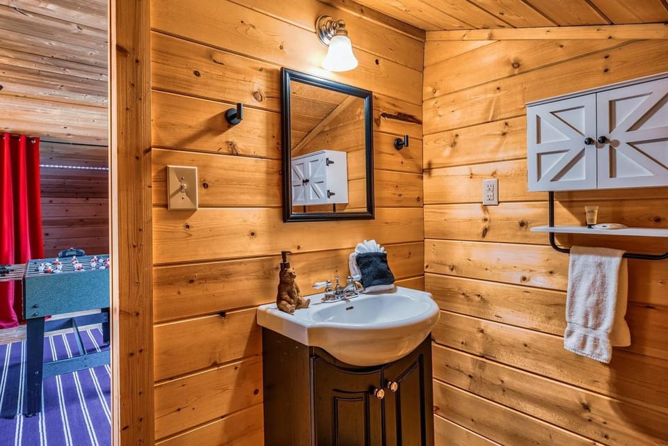 Pine Haven Hollow, Hot Tub, Game Room, WIFI, 560 FREE tickets each paid day!!! Chalet in Pigeon Forge