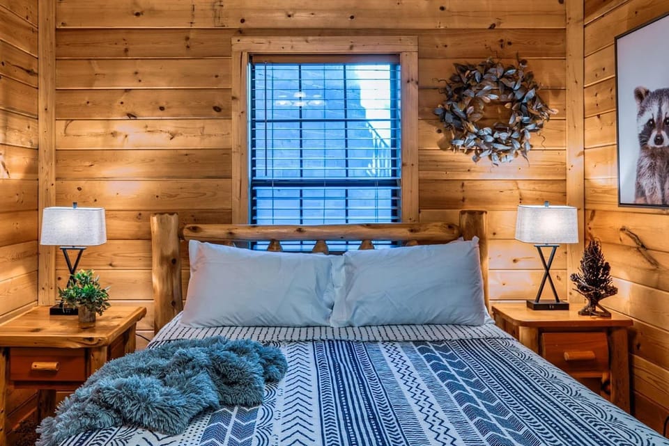 Pine Haven Hollow, Hot Tub, Game Room, WIFI, 560 FREE tickets each paid day!!! Chalet in Pigeon Forge