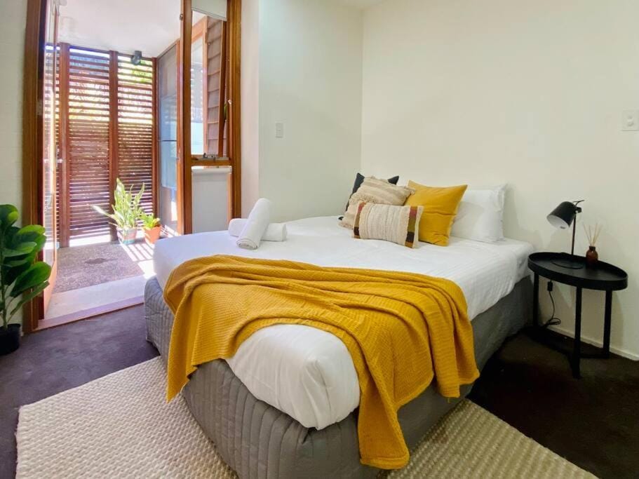 Poolside Apartment In Central Byron Apartment in Byron Bay