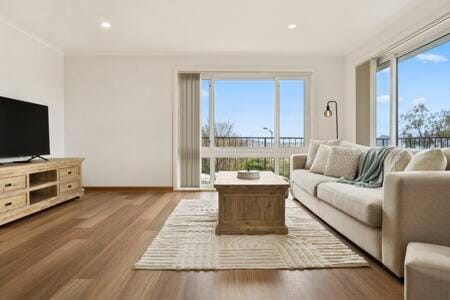 Lovely 2 Bed Home with views House in Tasmania