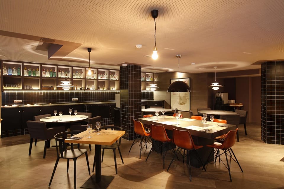 Restaurant/places to eat, Lounge or bar