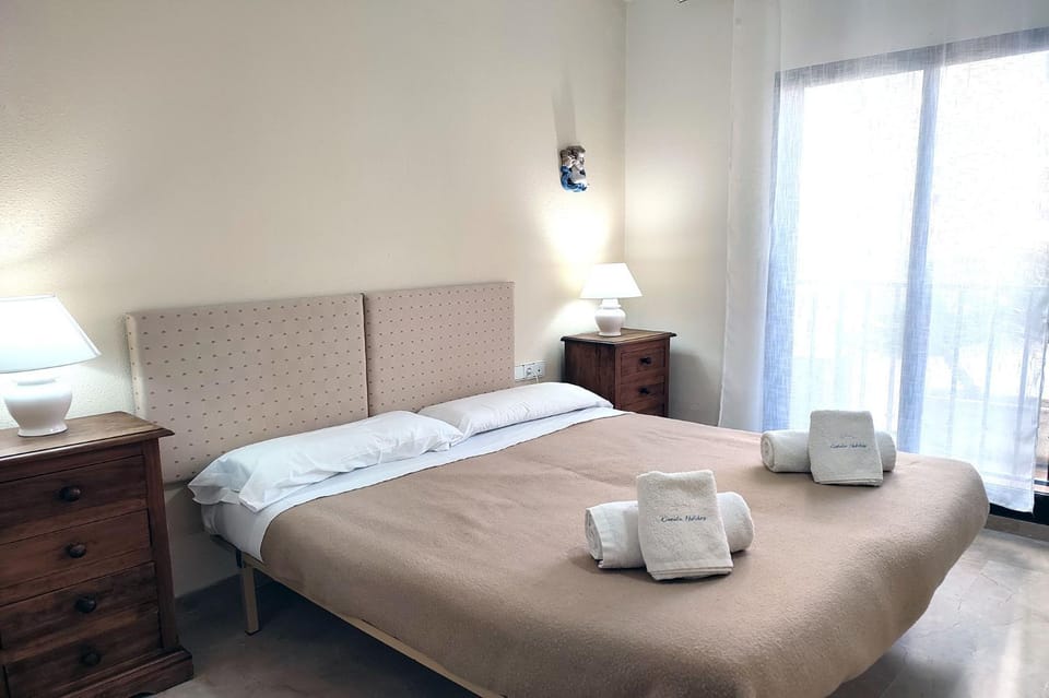 Bed, Photo of the whole room, Bedroom, towels