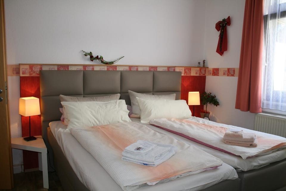 Bed, Photo of the whole room, Decorative detail, Bedroom