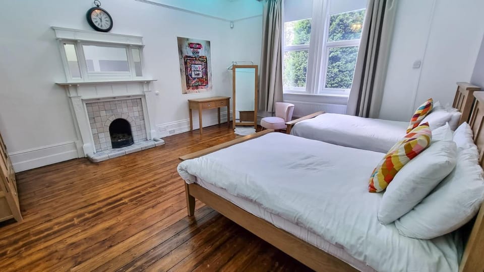 Ashton Mansion, Sleeps 20, Free Parking House in England