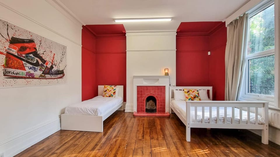 Ashton Mansion, Sleeps 20, Free Parking House in England