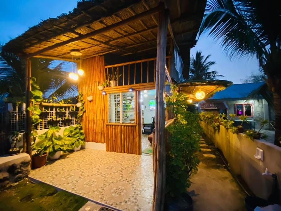 Joyful Hut with Netflix and Perfect Sunrise View Maya, Daanbantayan Country House in Central Visayas