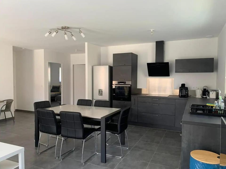 Kitchen or kitchenette, Dining area