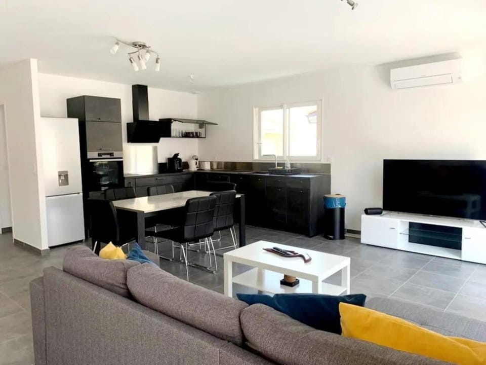 Communal lounge/ TV room, Kitchen or kitchenette, Dining area
