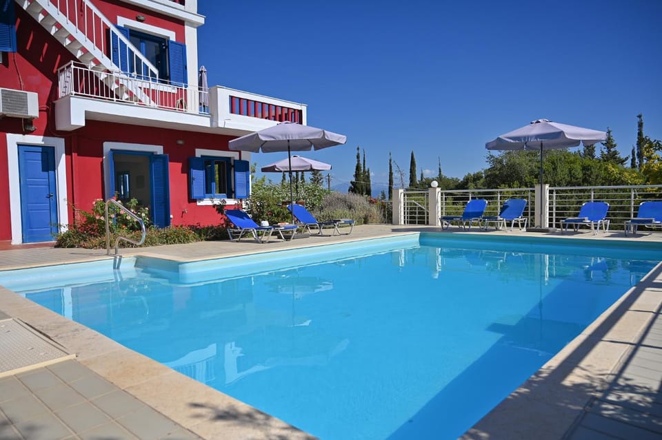 Property building, Swimming pool, sunbed