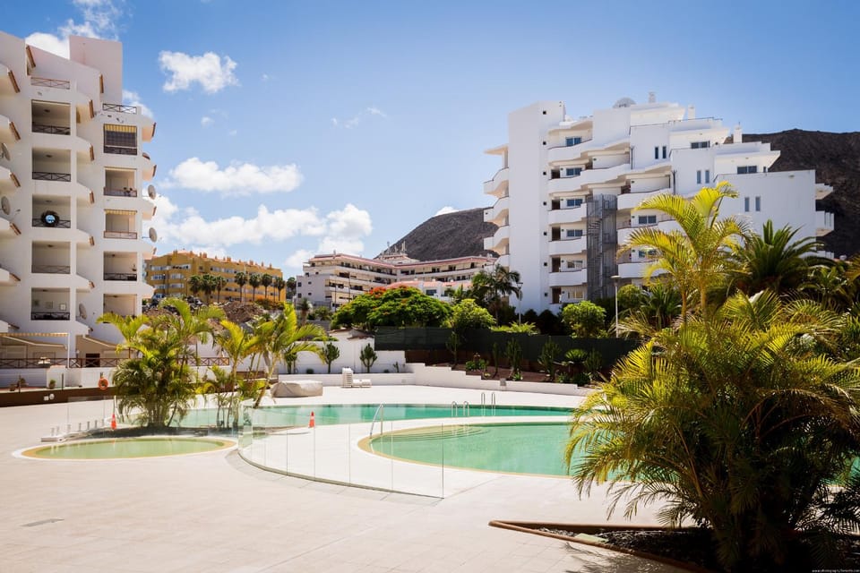 Property building, Swimming pool, sunbed